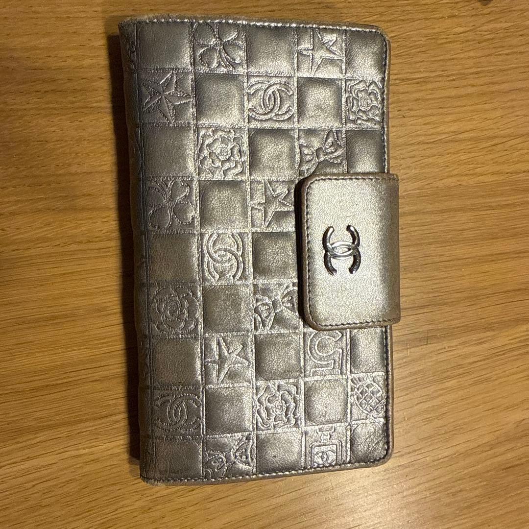 C*乃様 CHANEL シルバー エンボス加工長財布