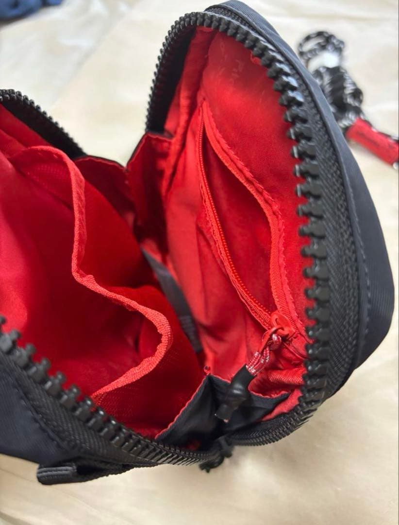 【タグ付き新品】topologie ブラック サコッシュ　ストラップ付年末価額‼️