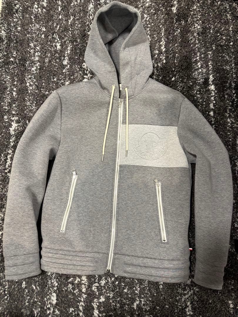 【レアモデル】MONCLER モンクレール エンボスロゴ ボンディングパーカー