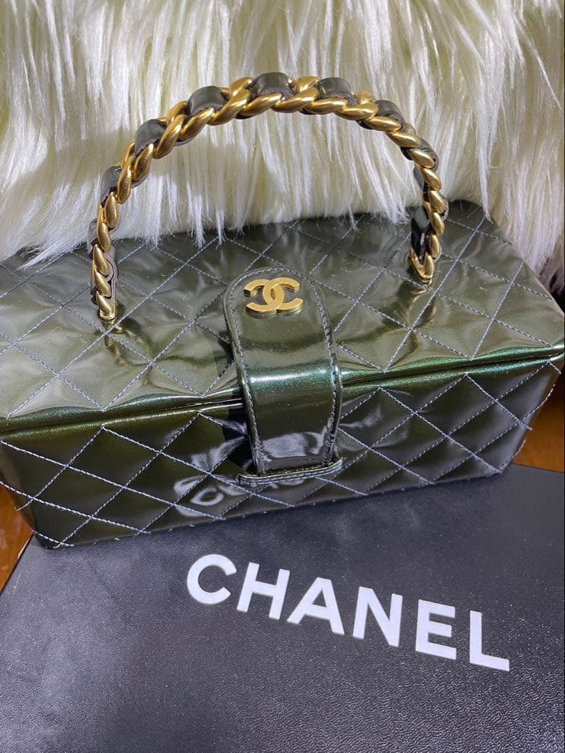 CHANEL ブルーキルティングバッグ