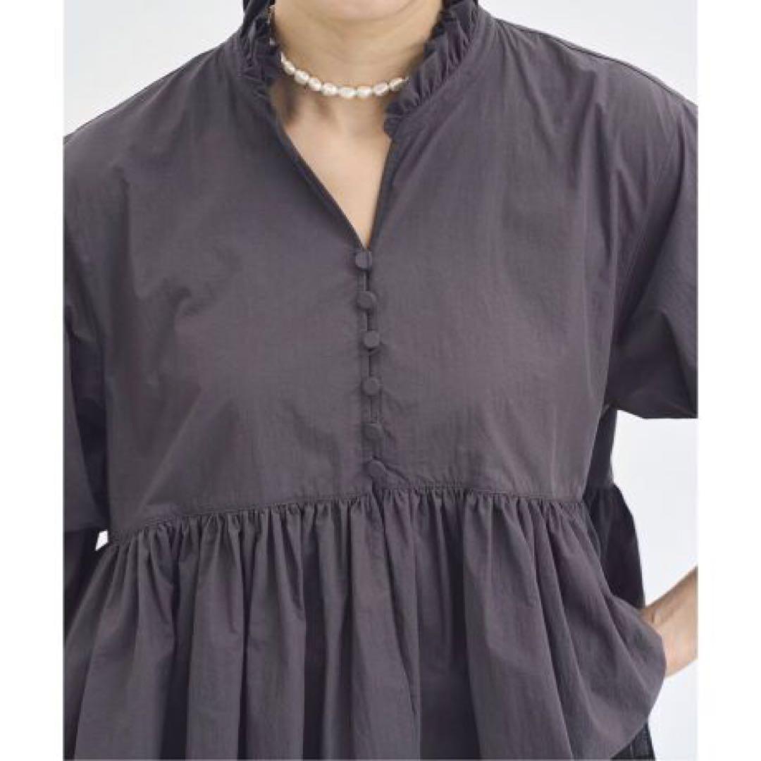 美品 IENAイエナ ライトタフタショートギャザーブラウス チャコールグレー
