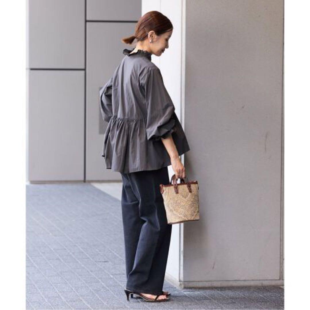 美品 IENAイエナ ライトタフタショートギャザーブラウス チャコールグレー