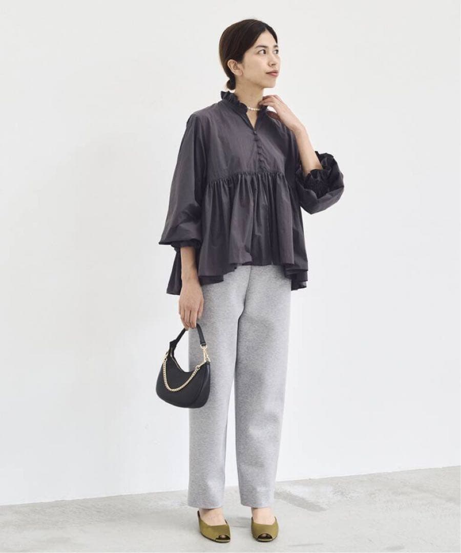 美品 IENAイエナ ライトタフタショートギャザーブラウス チャコールグレー
