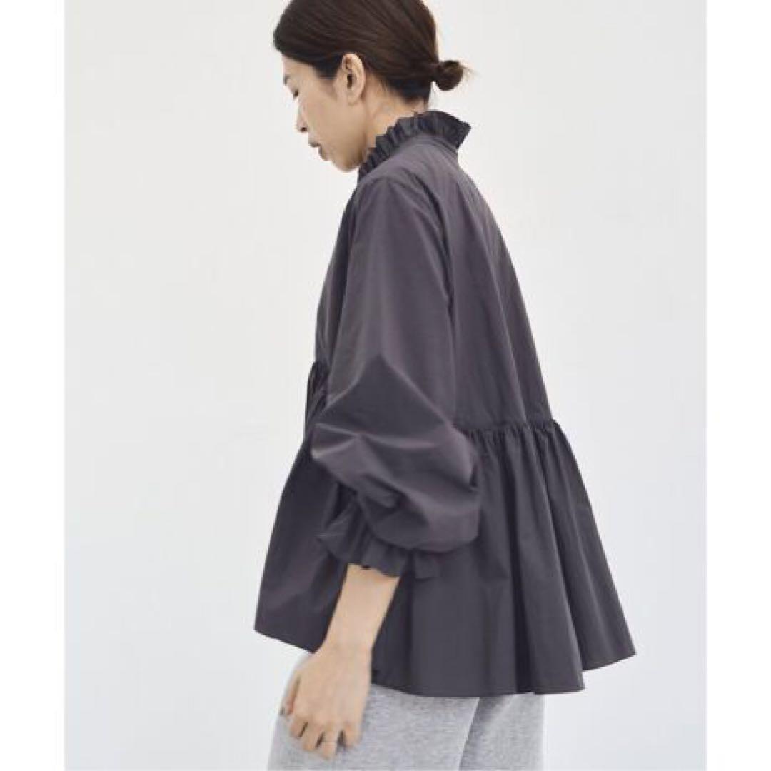 美品 IENAイエナ ライトタフタショートギャザーブラウス チャコールグレー