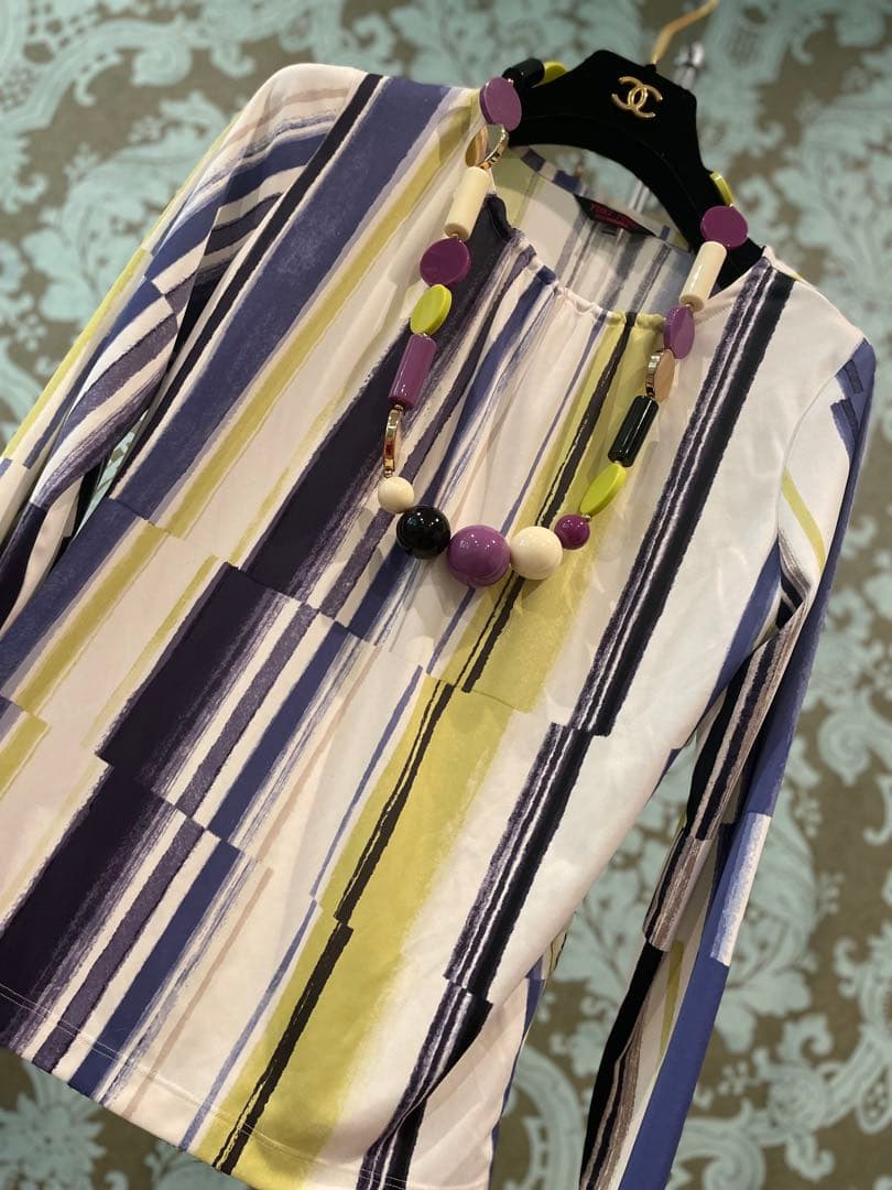 極美品　YUKI TRII 水彩画風トップス　ストレッチ素材　オールシーズン40