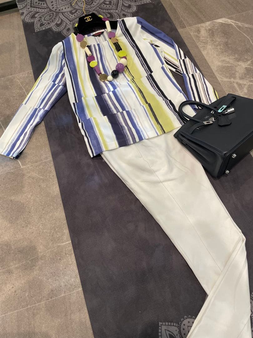 極美品　YUKI TRII 水彩画風トップス　ストレッチ素材　オールシーズン40