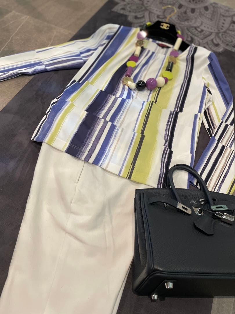 極美品　YUKI TRII 水彩画風トップス　ストレッチ素材　オールシーズン40