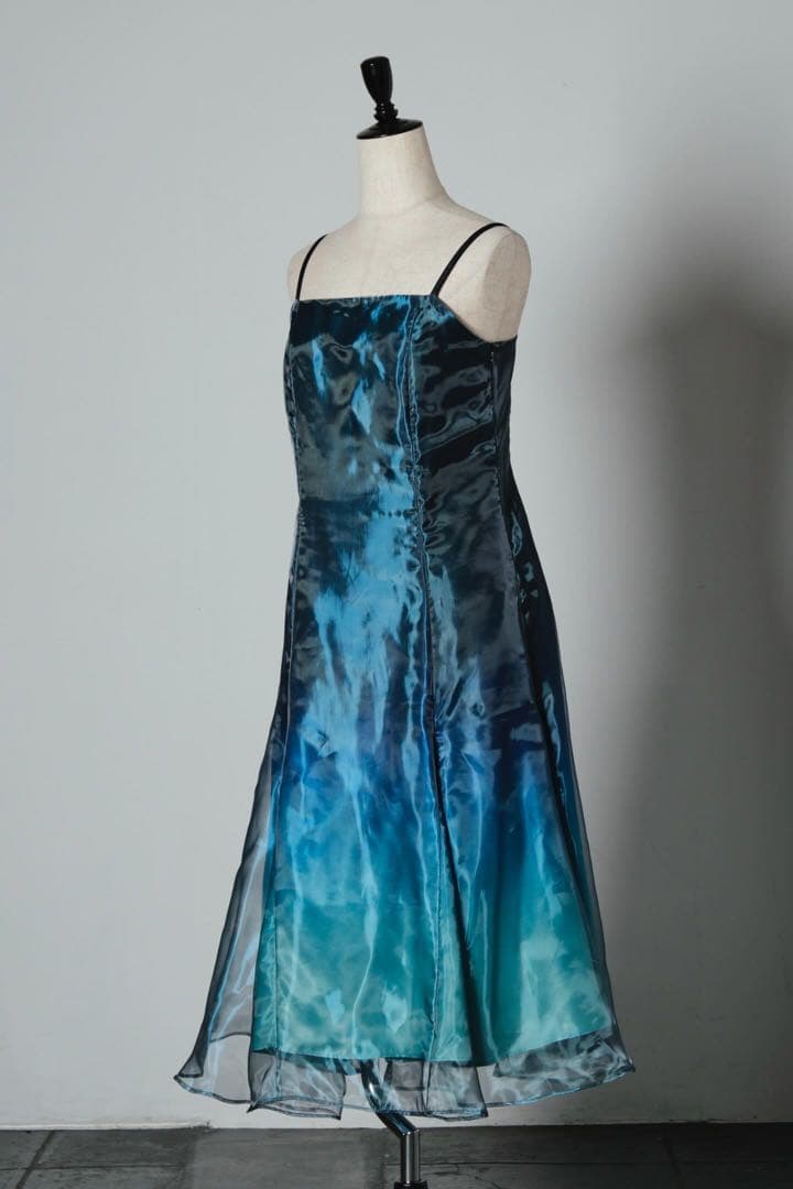 hazama 見えないものを見ようとして見上げた夜空に駆ける透明彩度のワンピース