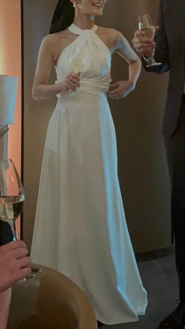 ホワイトホルターネックバックオープンドレス