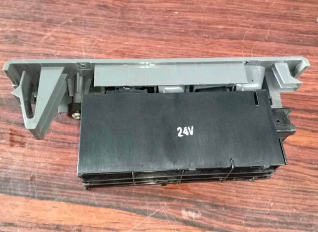 ISUZU エルフ パワーウィンドウスイッチ　運転席ドア