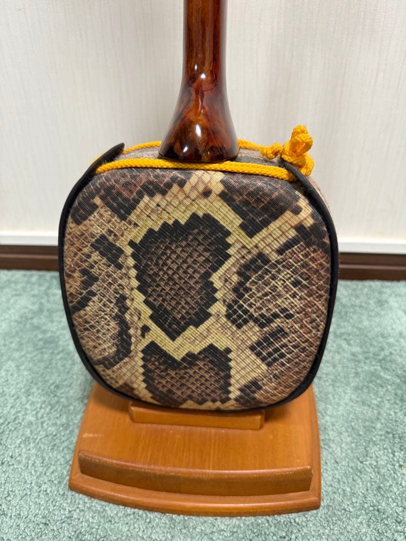 良き音色・良き見た目　沖縄三線　縞黒檀　真壁　人工皮　三線本体