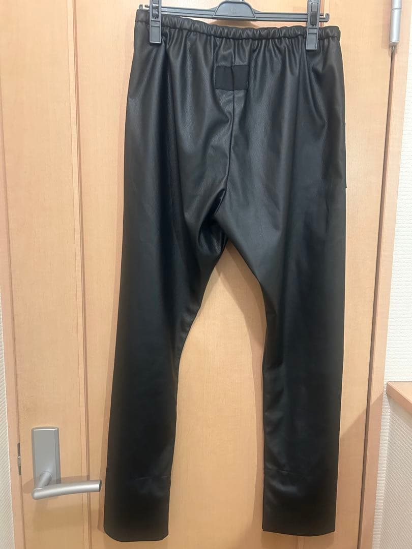 たみコグザビッグスモーク　フェイクレザーパンツ