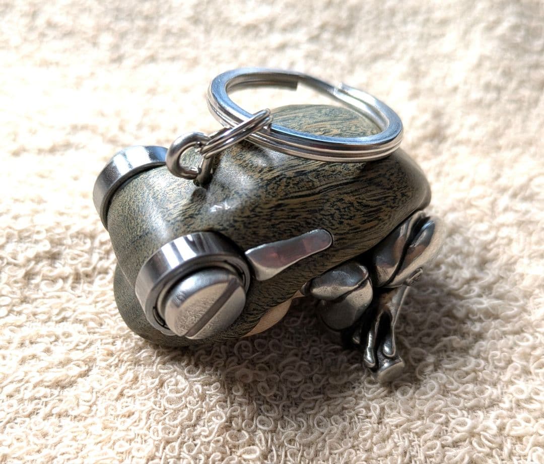 金木工房　カエル　キーホルダー　パロサント（木材）、ピューター（金属）