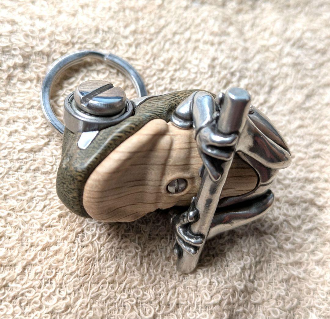 金木工房　カエル　キーホルダー　パロサント（木材）、ピューター（金属）