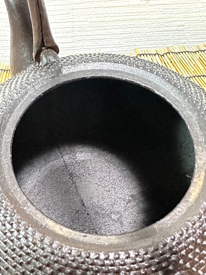 供箱、付属品付　岩手県奥州水沢幸工芸現代の名工 佐藤勝久造宝重霰２ℓ 南部鉄瓶