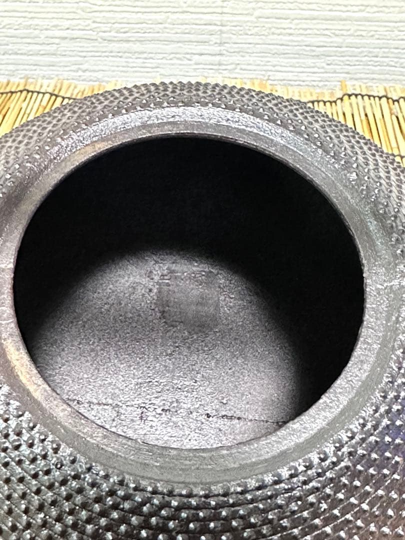 供箱、付属品付　岩手県奥州水沢幸工芸現代の名工 佐藤勝久造宝重霰２ℓ 南部鉄瓶