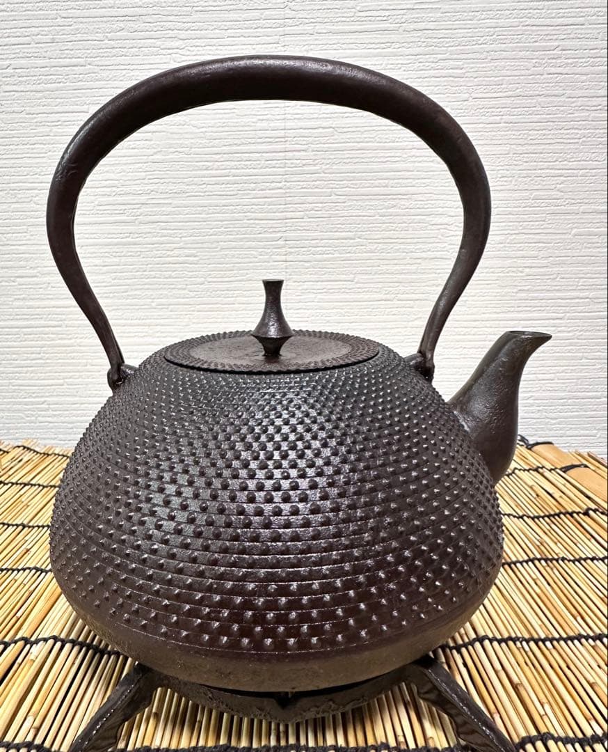 供箱、付属品付　岩手県奥州水沢幸工芸現代の名工 佐藤勝久造宝重霰２ℓ 南部鉄瓶