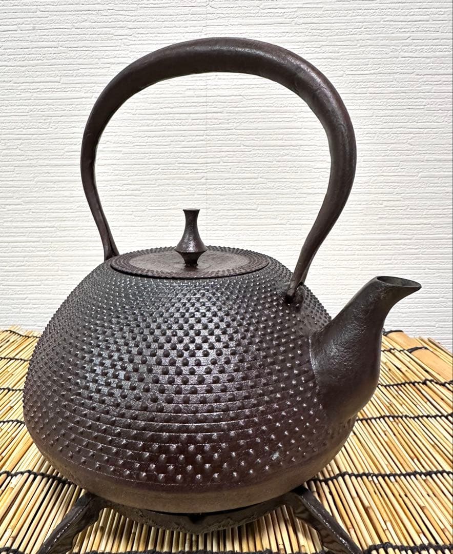 供箱、付属品付　岩手県奥州水沢幸工芸現代の名工 佐藤勝久造宝重霰２ℓ 南部鉄瓶