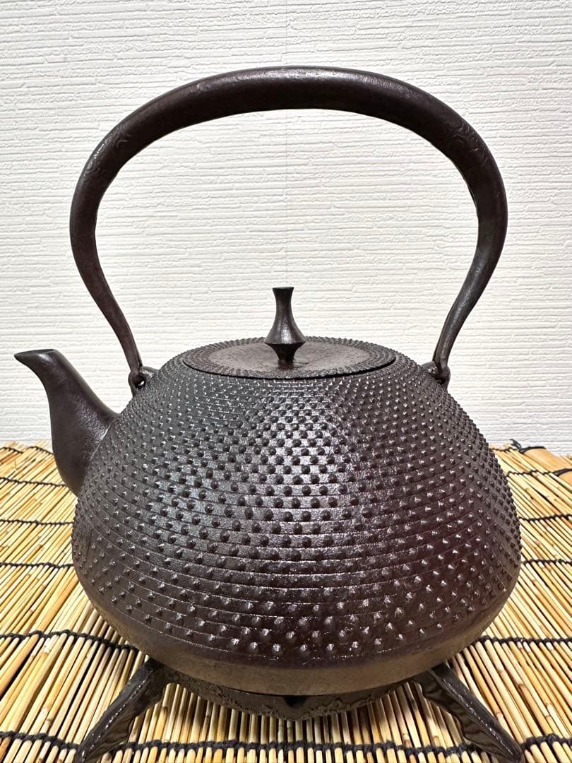 供箱、付属品付　岩手県奥州水沢幸工芸現代の名工 佐藤勝久造宝重霰２ℓ 南部鉄瓶