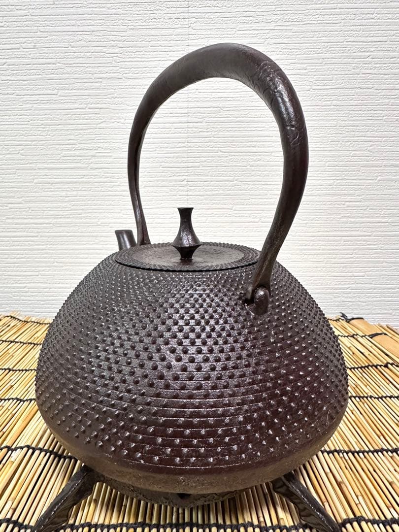 供箱、付属品付　岩手県奥州水沢幸工芸現代の名工 佐藤勝久造宝重霰２ℓ 南部鉄瓶