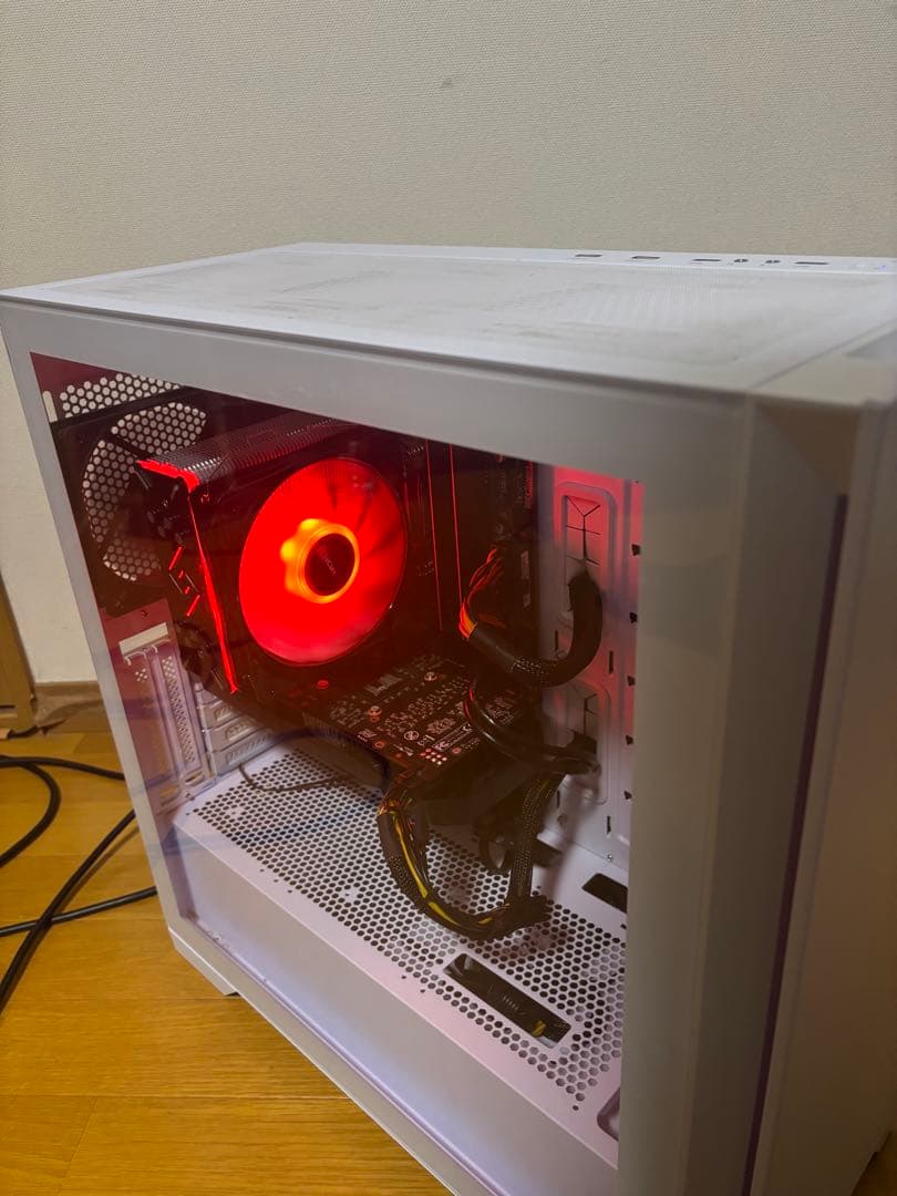 いい感じに光る！自作ゲーミングPC中古です！新品SSDでサクサク！