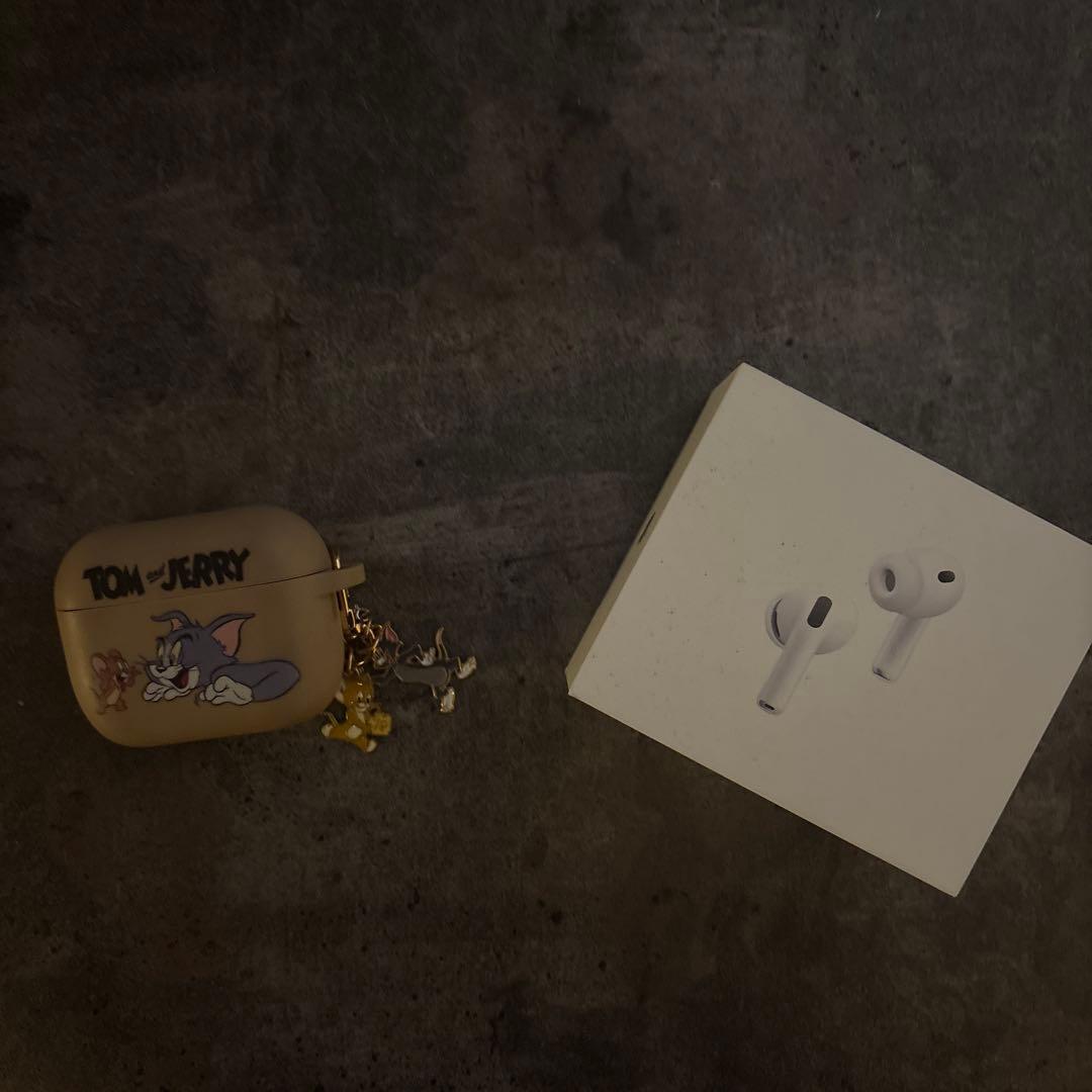 AirPods Pro 3 トムとジェリーケース付き