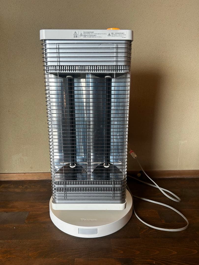 DAIKIN ダイキン 遠赤外線ヒーター　ERFT11VS-W 2018年製