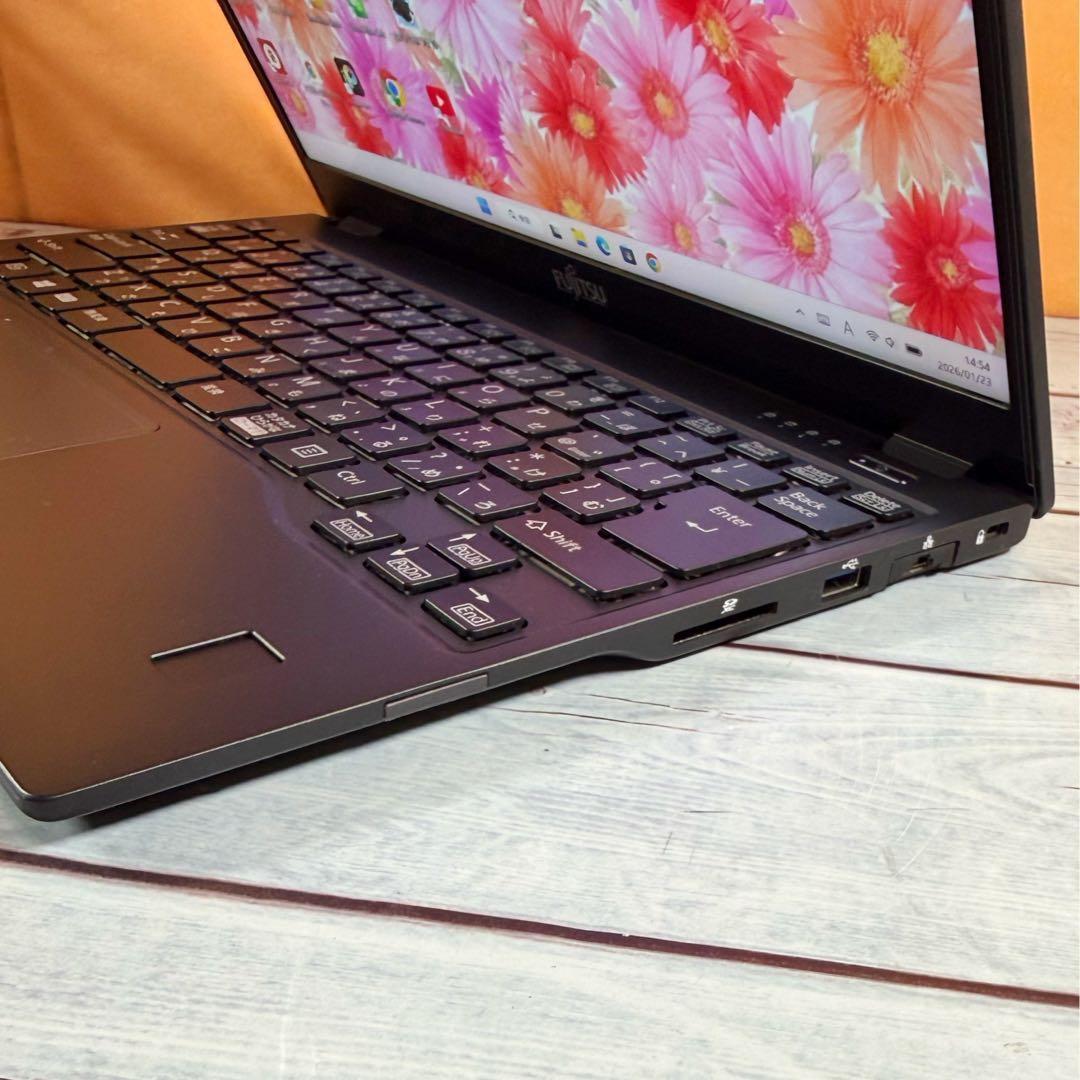 第8世代CPU☘️高年式✨薄型ノートPC☘️爆速SSD☘️カメラ☘️Windows11