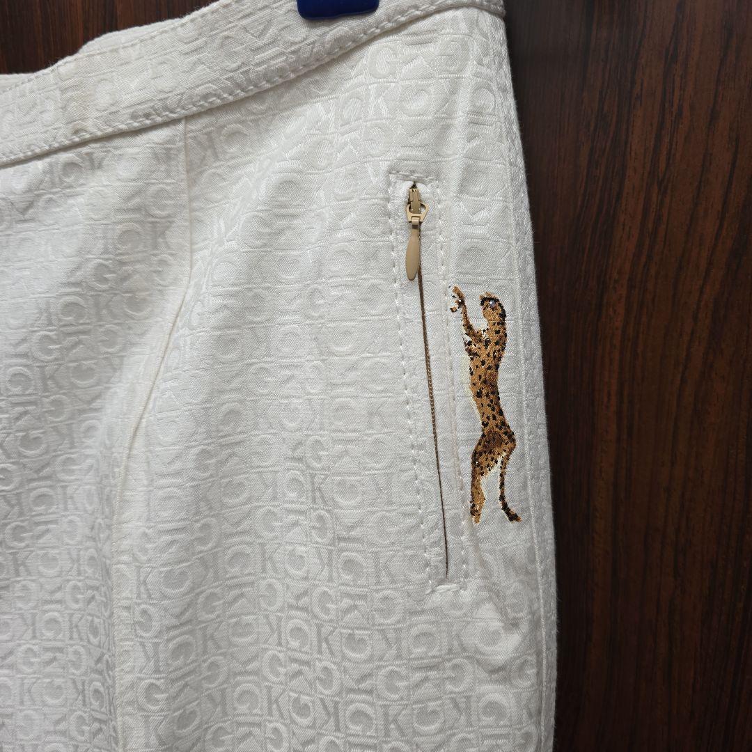 ホワイト ロゴ入り カジュアルパンツ