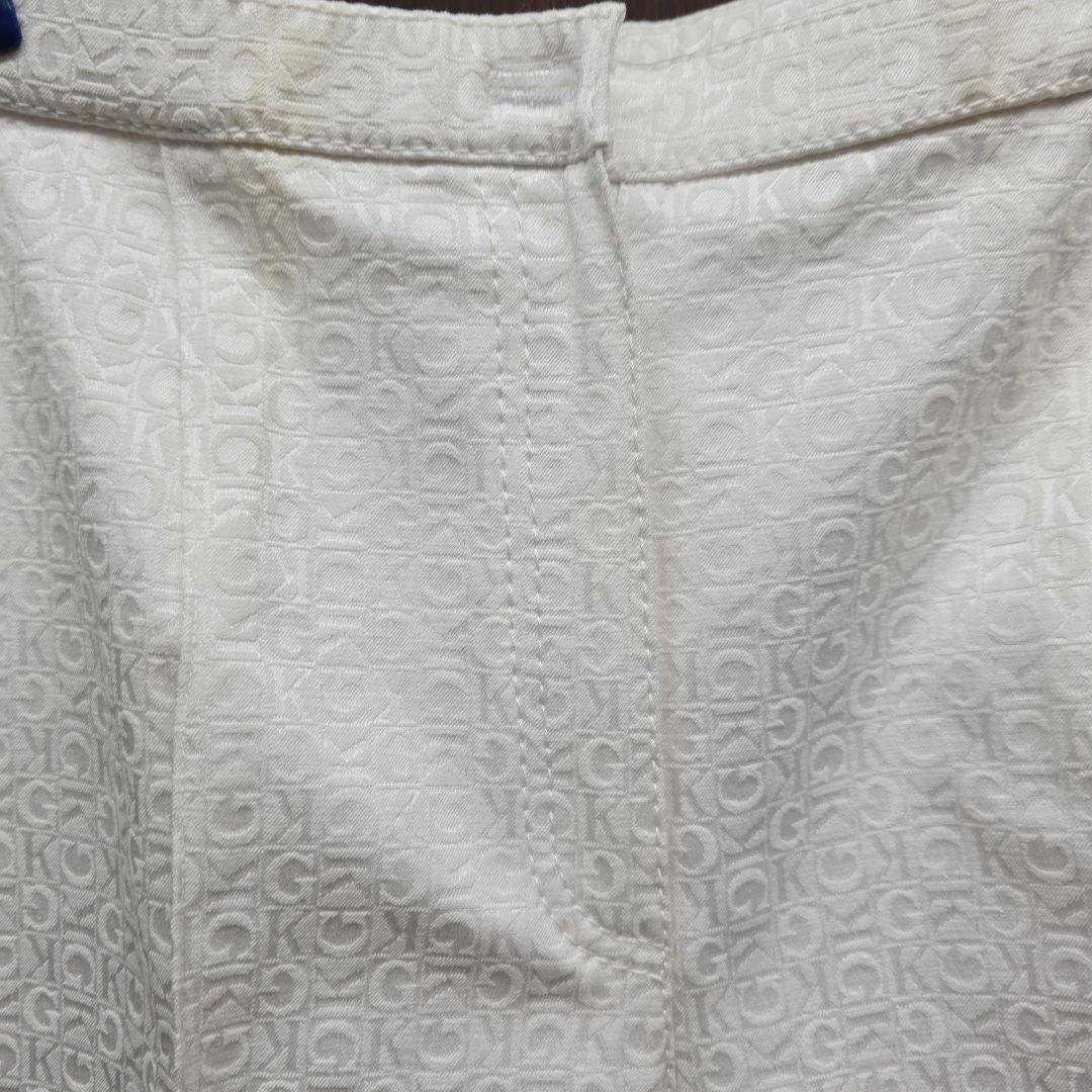 ホワイト ロゴ入り カジュアルパンツ