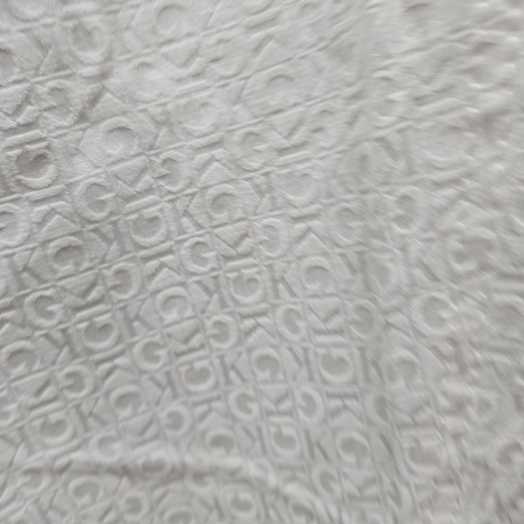 ホワイト ロゴ入り カジュアルパンツ