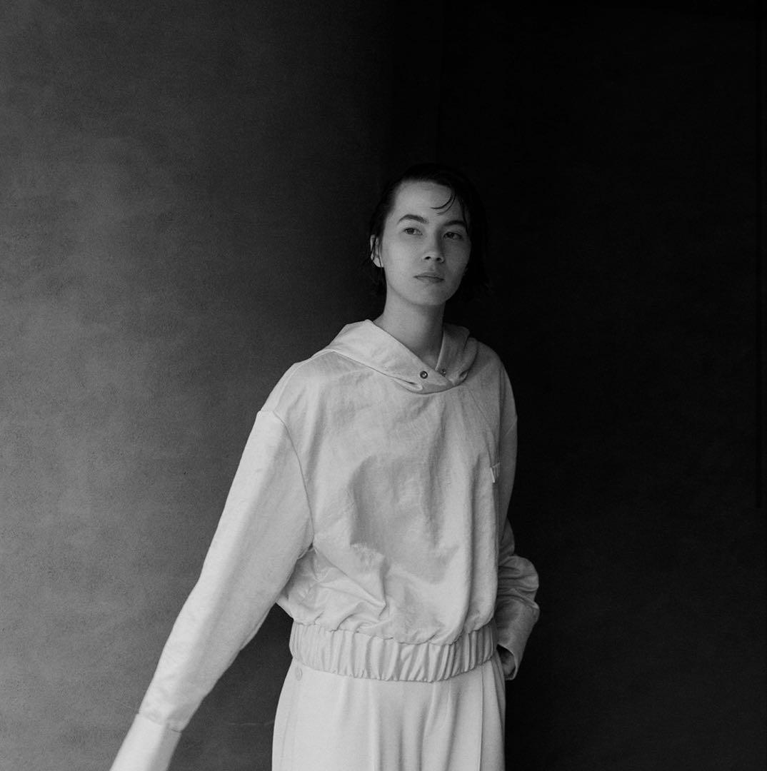 Waltz サテンクロップドフーディ