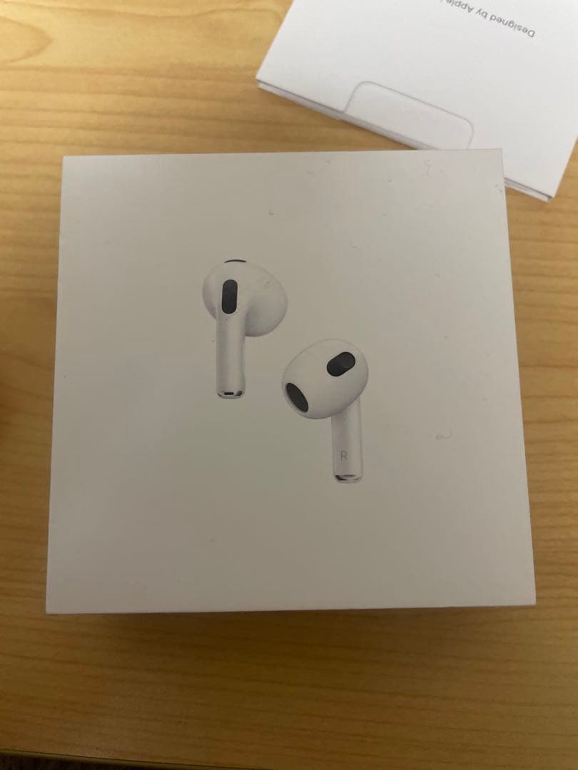 ブ*ゃ様 AirPods本体 第3世代　ホワイト 充電ケース付き