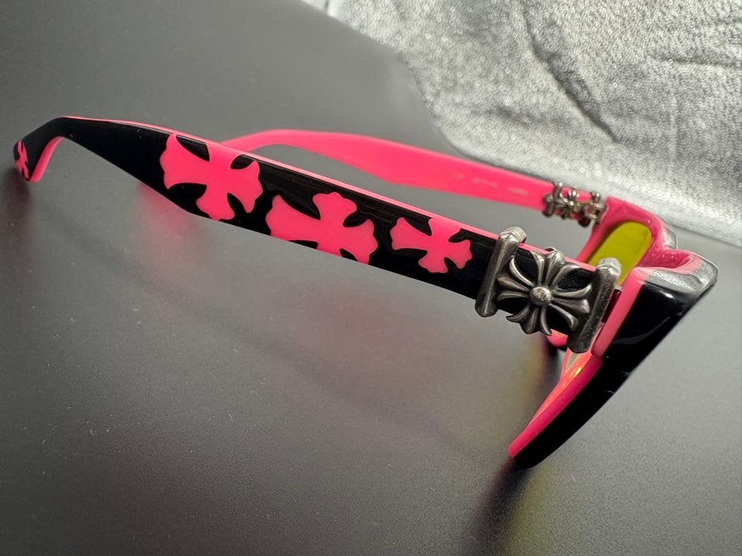 CHROME HEARTSアイウェア　劇渋　ブラック×ピンクのサングラス