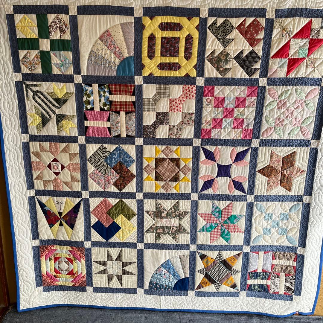 真四角なカラフルなキルトタペストリー