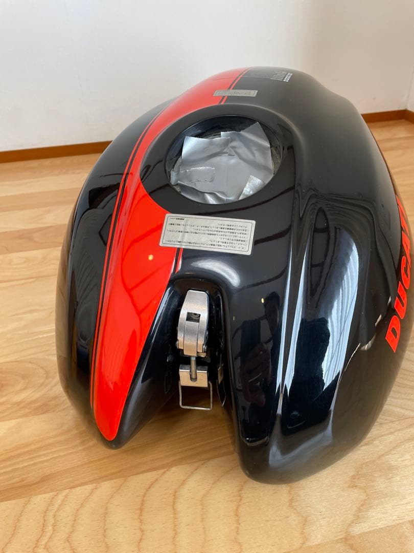 美品 ドゥカティモンスター S2R.S4R用タンク 樹脂製
