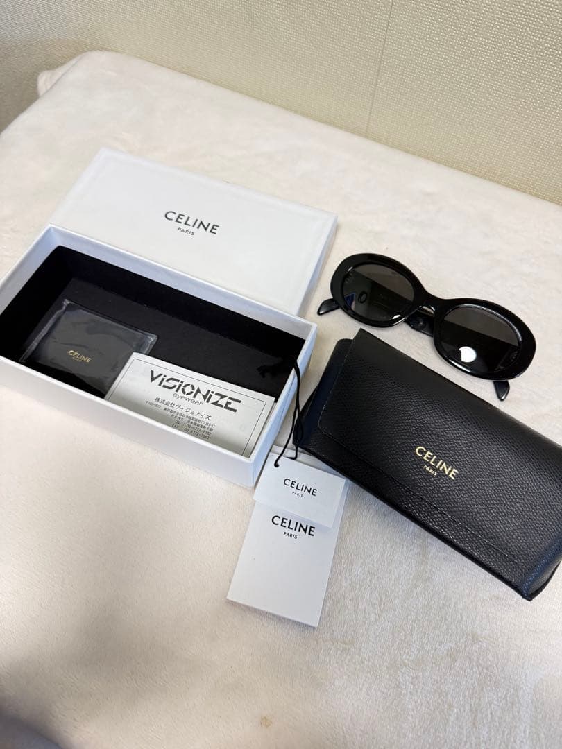 CELINE ブラックサングラス ゴールドロゴ付き