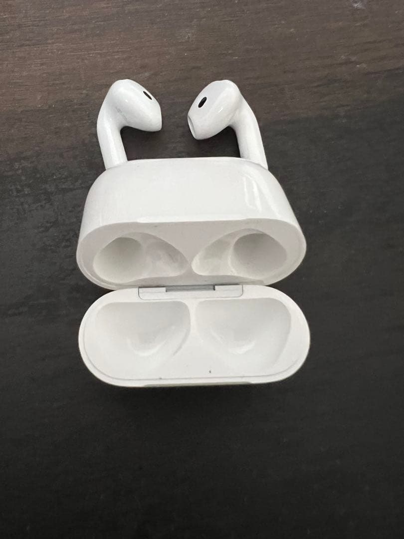 AirPods本体と充電ケース