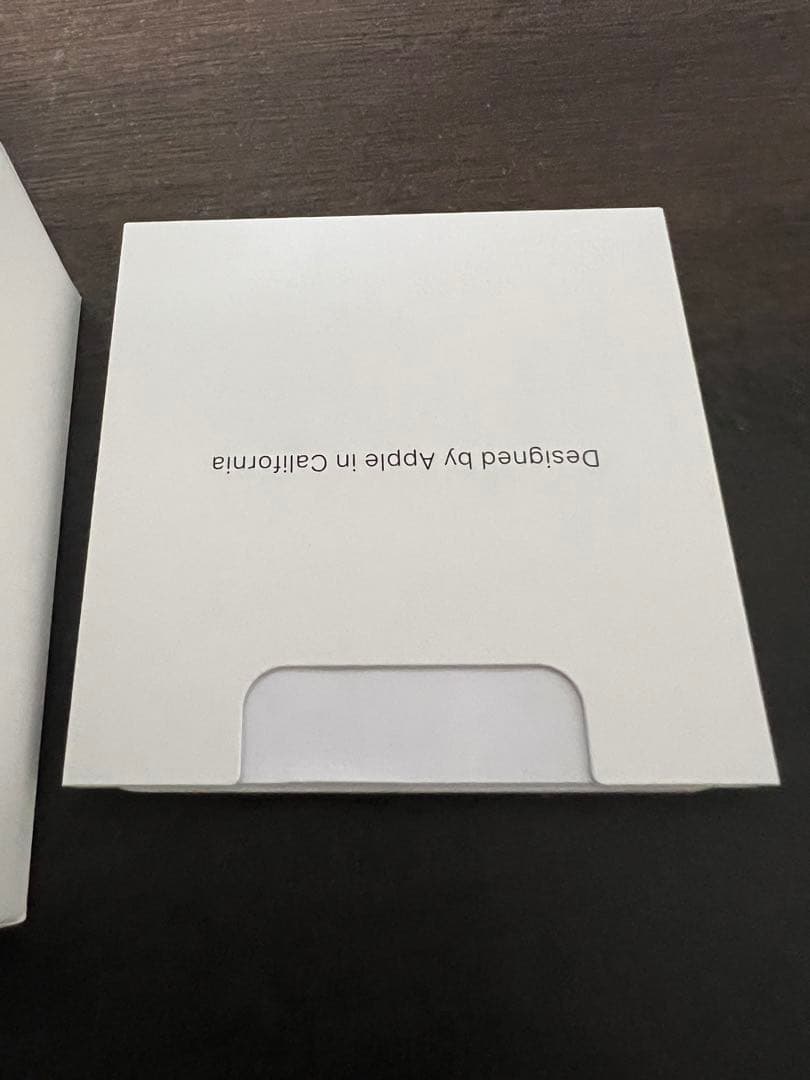 AirPods本体と充電ケース