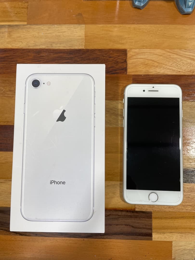 Apple iPhone 8 ホワイト本体