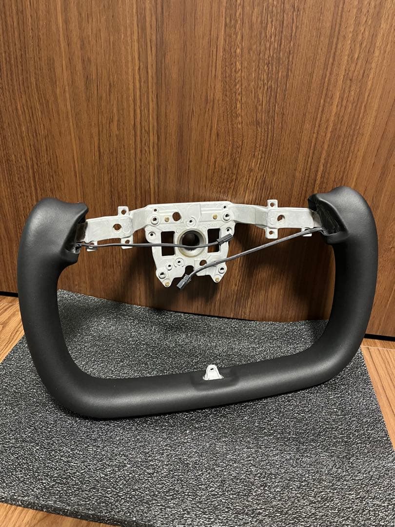 テスラモデル3ハイランド ヨークハンドル