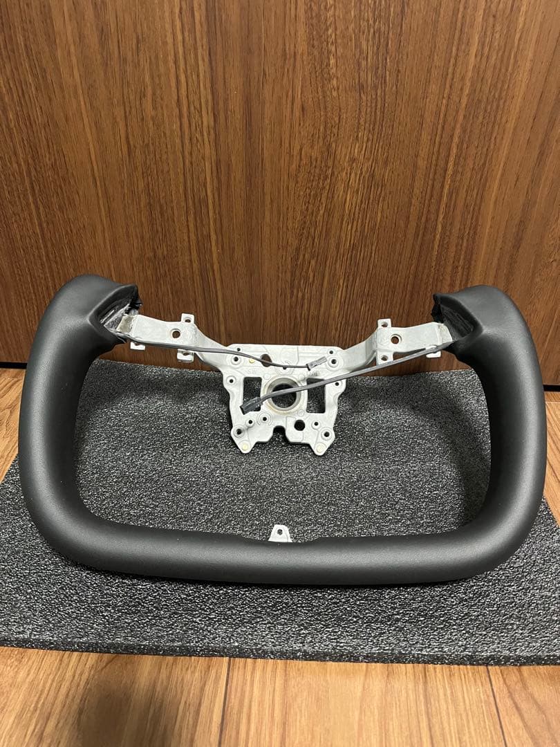 テスラモデル3ハイランド ヨークハンドル