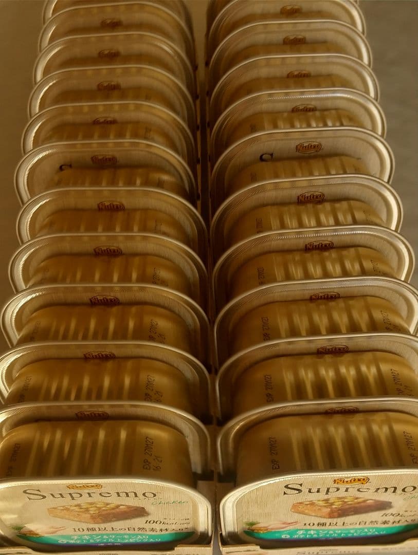 ニュートロシュプレモチキン&サーモン入り成犬用トレイ96個