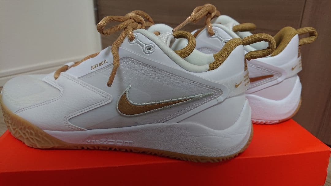【美品】Nike バレーボールシューズ ホワイト/ゴールド