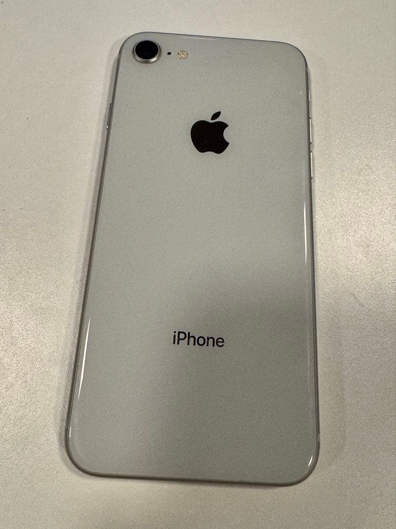 Apple iPhone 8 シルバー 64GB バッテリー残100%