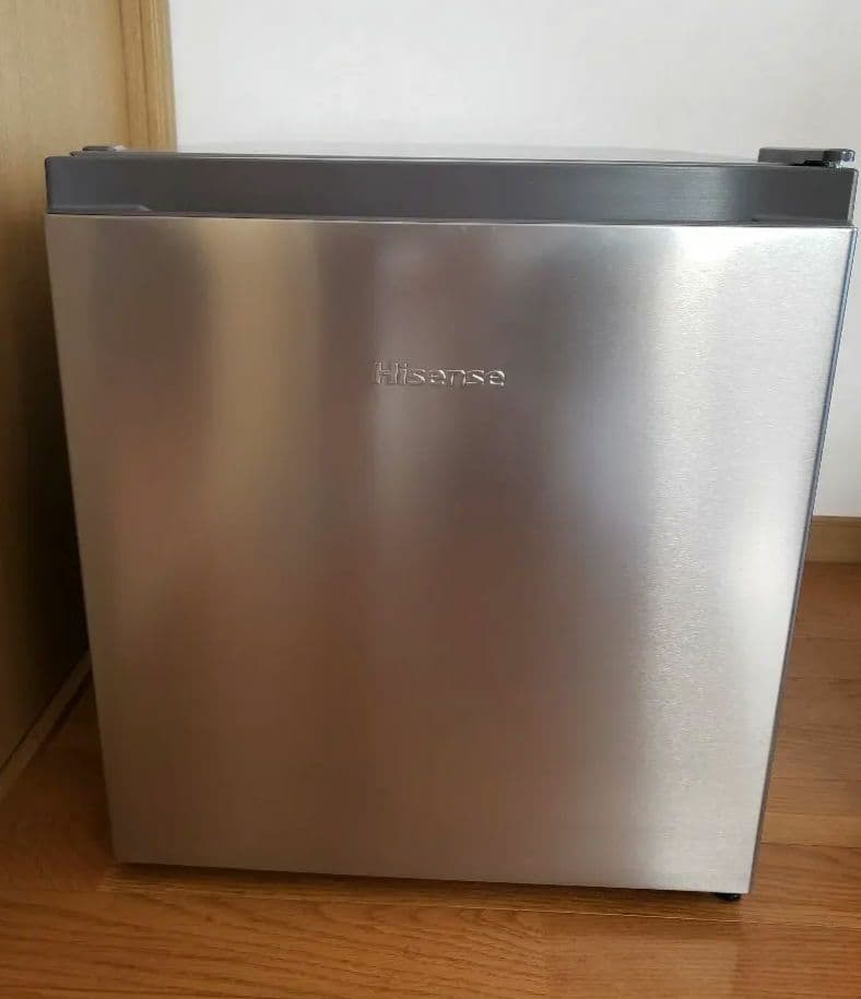 最終価格※Hisense シルバー小型冷蔵庫 ガラス棚付き