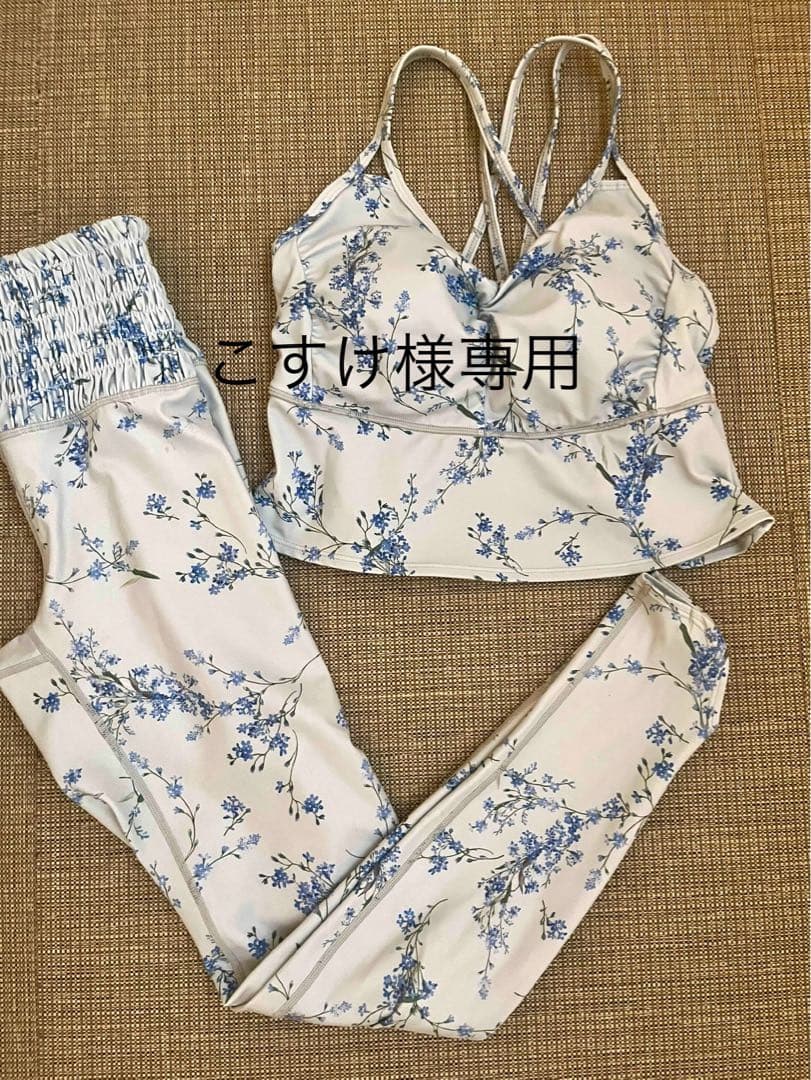 スカーラ　花柄フィットネスウェア（ブラトップ・レギンス）