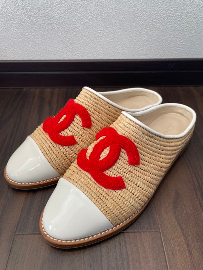CHANEL フラットシューズ 38 ベージュ/ホワイト/レッド　スリッポン