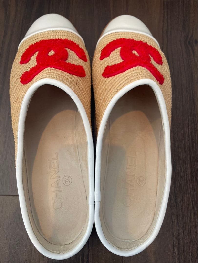 CHANEL フラットシューズ 38 ベージュ/ホワイト/レッド　スリッポン