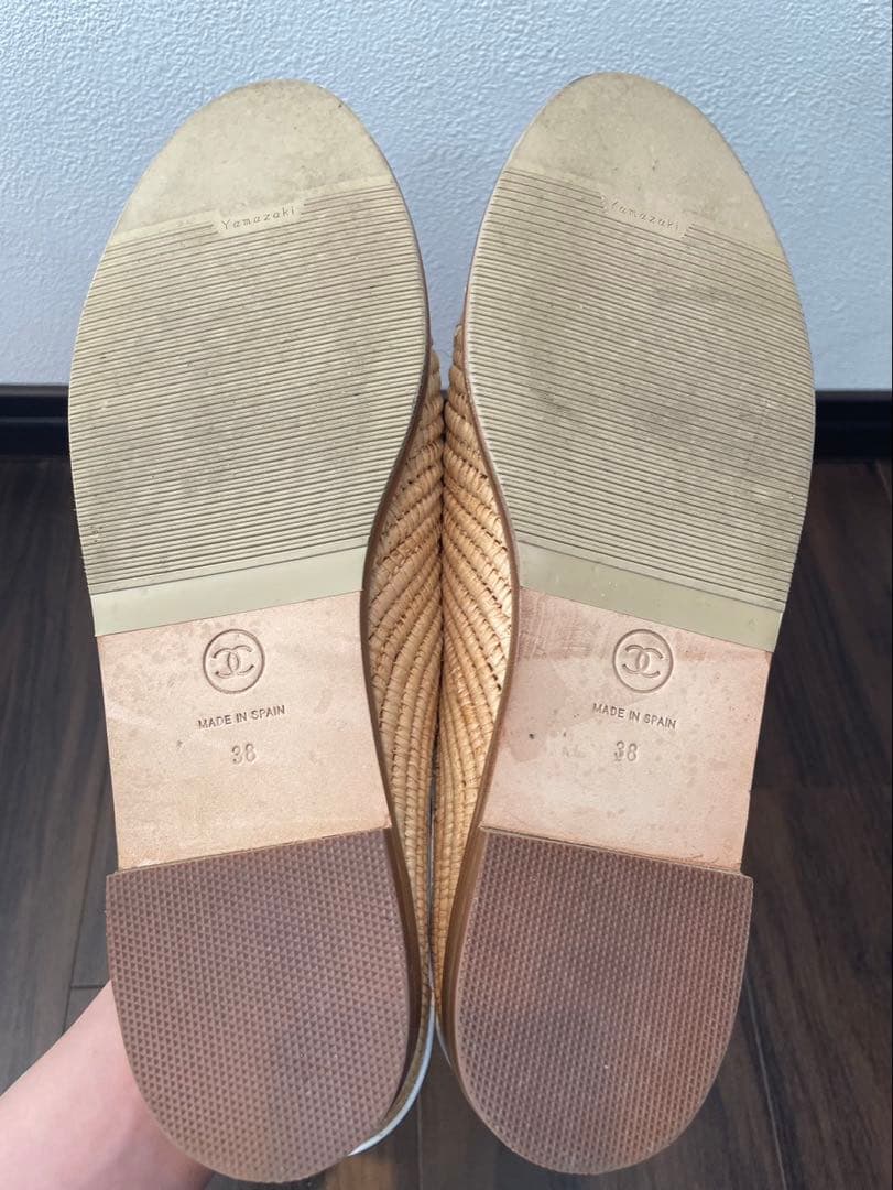 CHANEL フラットシューズ 38 ベージュ/ホワイト/レッド　スリッポン